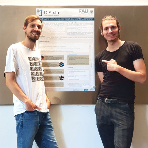 Moritz Tischer und Paul Petschner stellen ein Poster vor